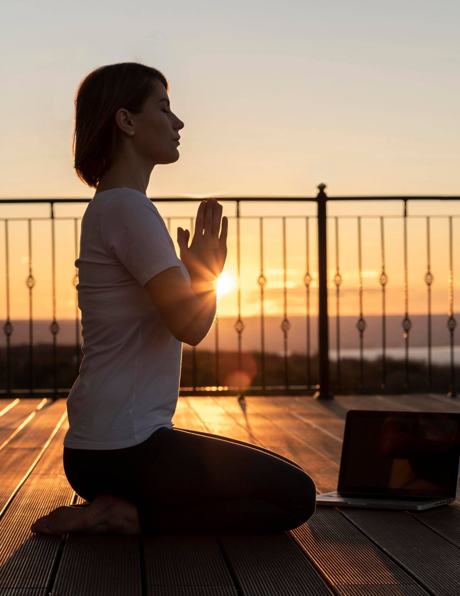 full-shot-woman-meditating-with-laptop
